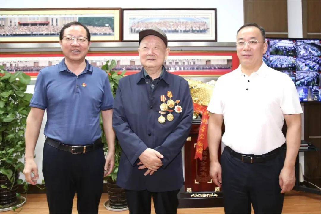 一代传奇苏商谢幕：镇江放牛娃做出370亿元市值公司；儿子早已接班，闯入特斯拉核心供应链