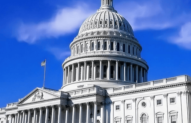 特朗普又变卦了？美方逼中国“二选一”，中国还没表态，美国民众遭不住了，华盛顿罕见一幕上演！